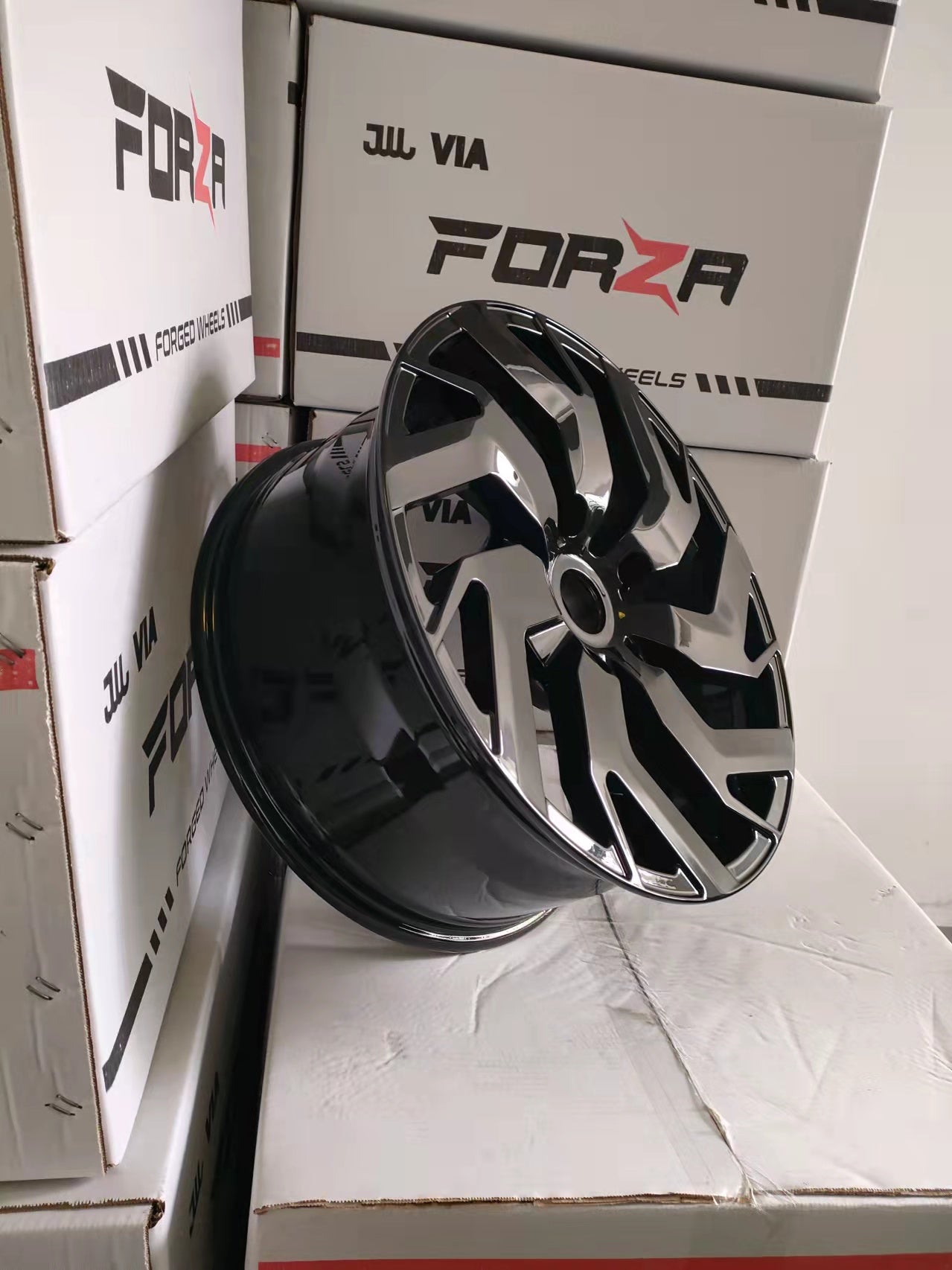 We manufacture premium quality forged wheels rims for TOYOTA LAND CRUISER 300 LC 300 in any design, size, color. Wheels size: 22 x 9 ET 55 PCD: 6 X 139.7 CB: 95.1 Forged wheels can be produced in any wheel specs by your inquiries and we can provide our specs