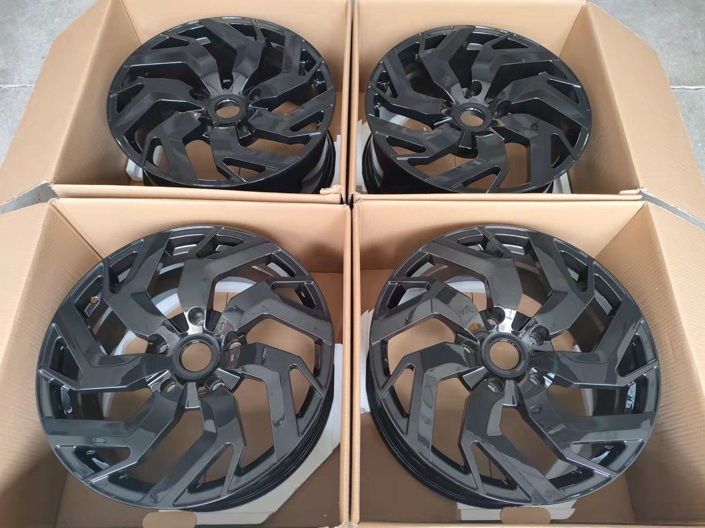 We manufacture premium quality forged wheels rims for TOYOTA LAND CRUISER 300 LC 300 in any design, size, color. Wheels size: 22 x 9 ET 55 PCD: 6 X 139.7 CB: 95.1 Forged wheels can be produced in any wheel specs by your inquiries and we can provide our specs