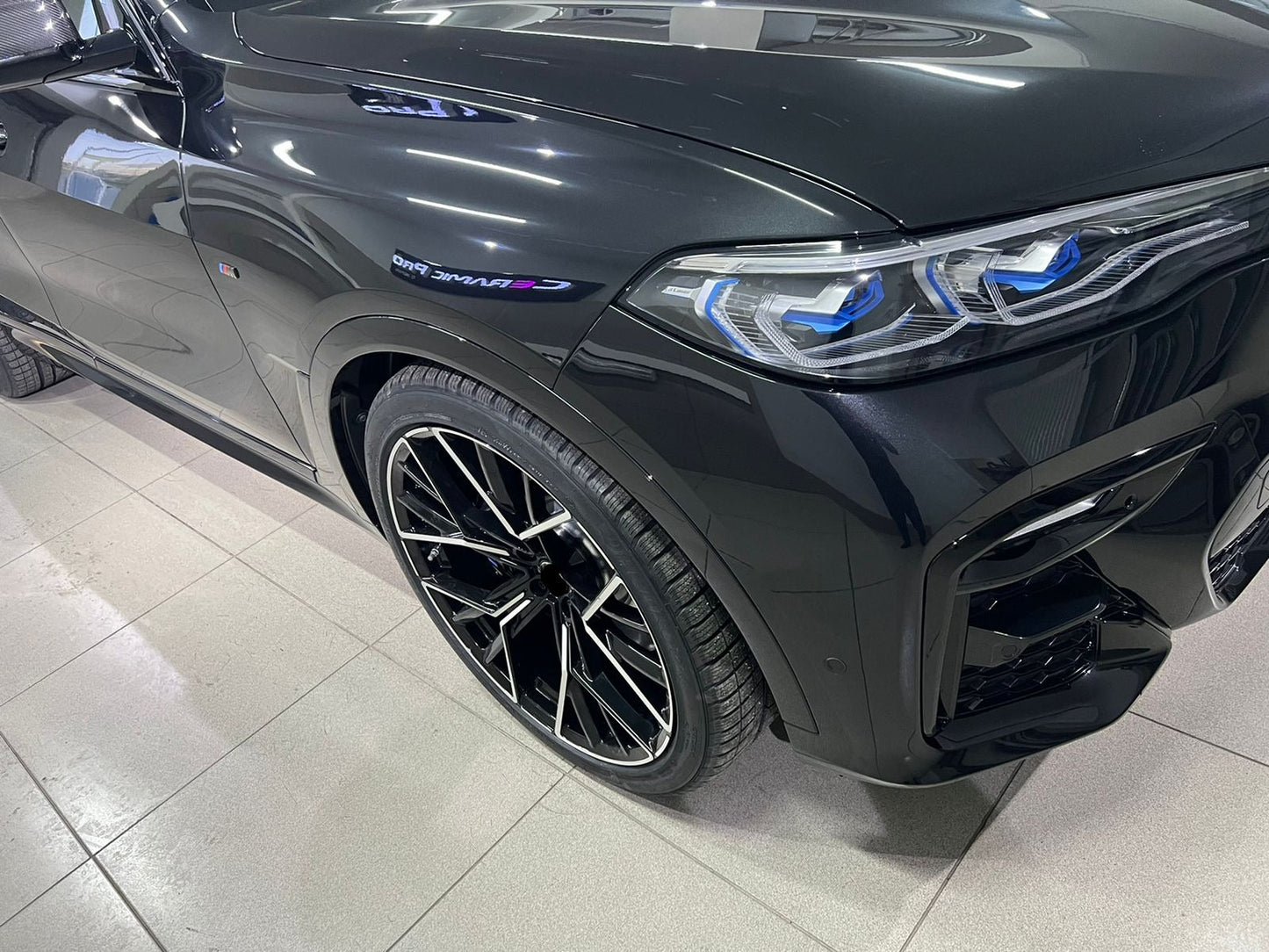 811M STYLE M8 WHEELS We produced premium quality forged wheels rims for BMW X7 G07 Our wheels sizes: Front 22 x 9.5 ET 22 Rear 22 x 10.5 ET 28 Finishing: Glossy Black + Machined Face Forged wheels can be produced in any wheel specs by your inquiries and we can provide our specs
