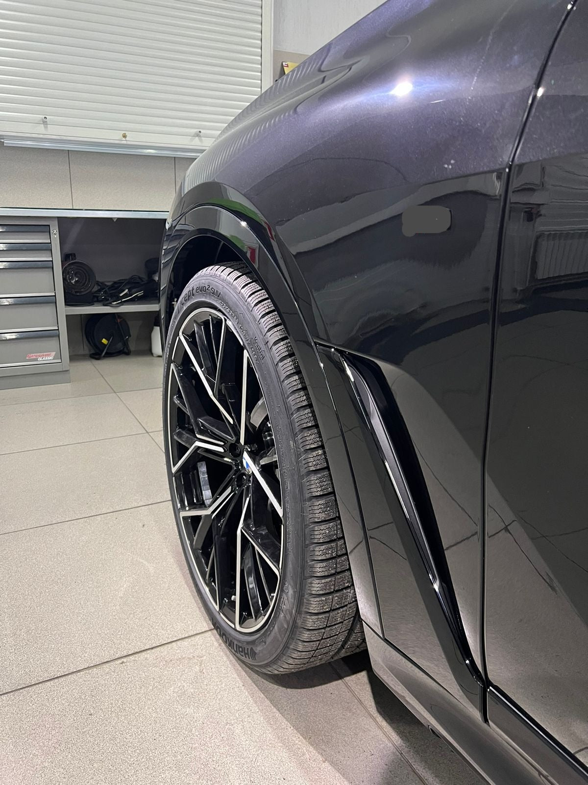 811M STYLE M8 WHEELS We produced premium quality forged wheels rims for BMW X7 G07 Our wheels sizes: Front 22 x 9.5 ET 22 Rear 22 x 10.5 ET 28 Finishing: Glossy Black + Machined Face Forged wheels can be produced in any wheel specs by your inquiries and we can provide our specs