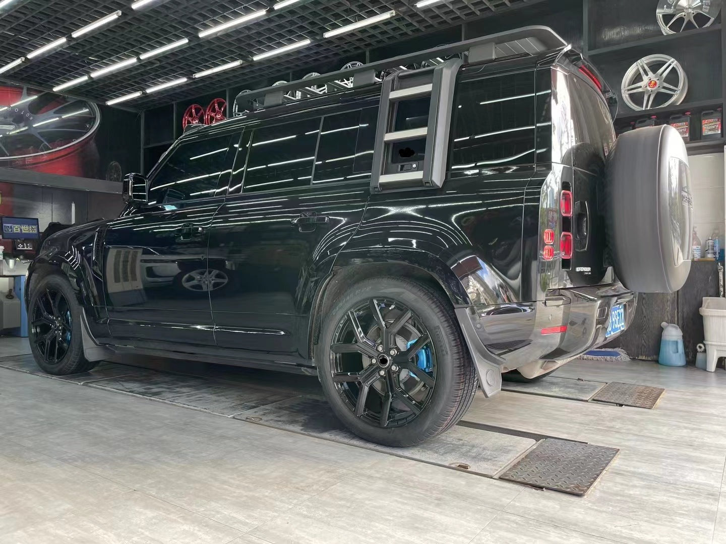 We produced premium quality forged wheels rims for LAND ROVER DEFENDER L663 Our wheels sizes: Front 22 x 9 ET 44.5 Rear 22 x 9 ET 44.5 Finishing: Glossy Black Forged wheels can be produced in any wheel specs by your inquiries and we can provide our specs