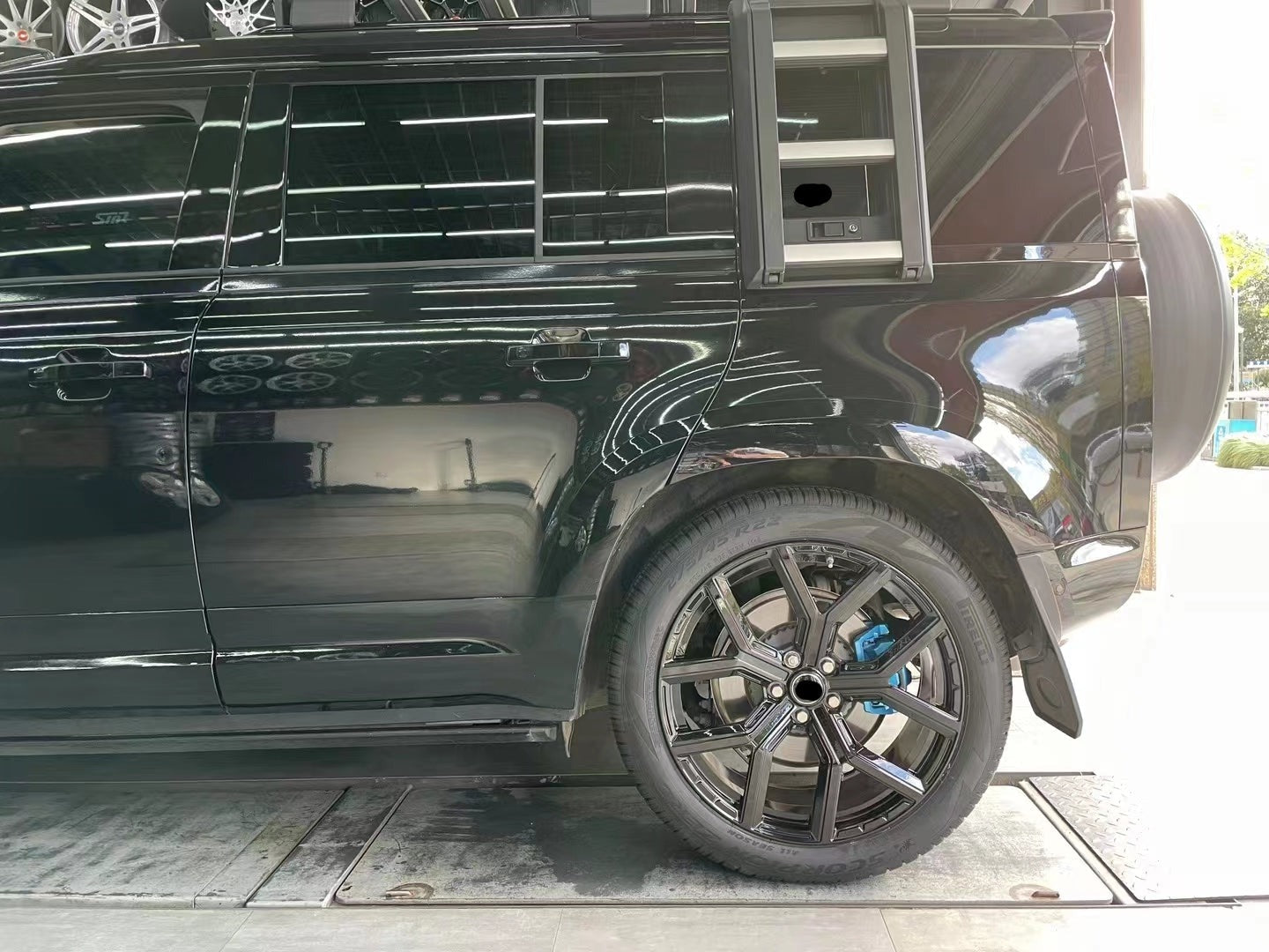 We produced premium quality forged wheels rims for LAND ROVER DEFENDER L663 Our wheels sizes: Front 22 x 9 ET 44.5 Rear 22 x 9 ET 44.5 Finishing: Glossy Black Forged wheels can be produced in any wheel specs by your inquiries and we can provide our specs