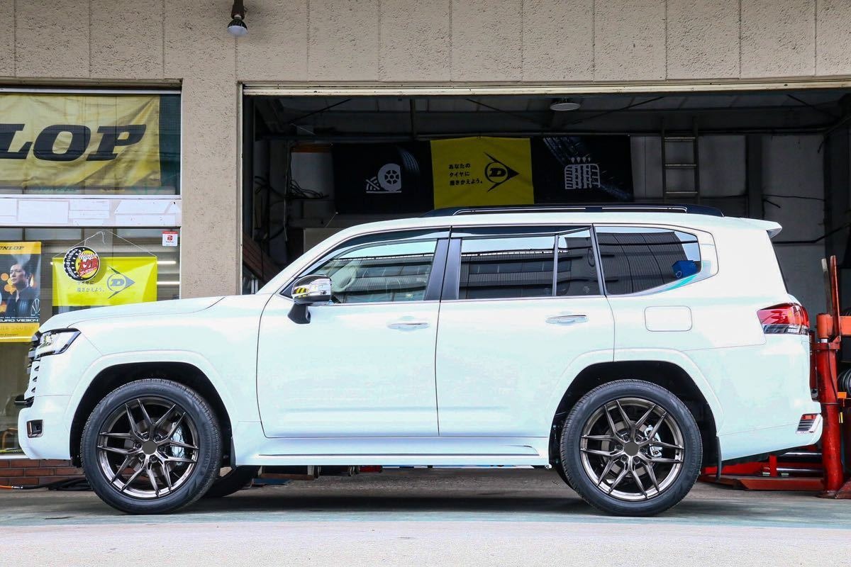 We manufacture premium quality forged wheels rims for TOYOTA LAND CRUISER 300 LC 300 in any design, size, color. Wheels size: 22 x 9.5 PCD: 6 X 139.7 CB: 95.1 Forged wheels can be produced in any wheel specs by your inquiries and we can provide our specs