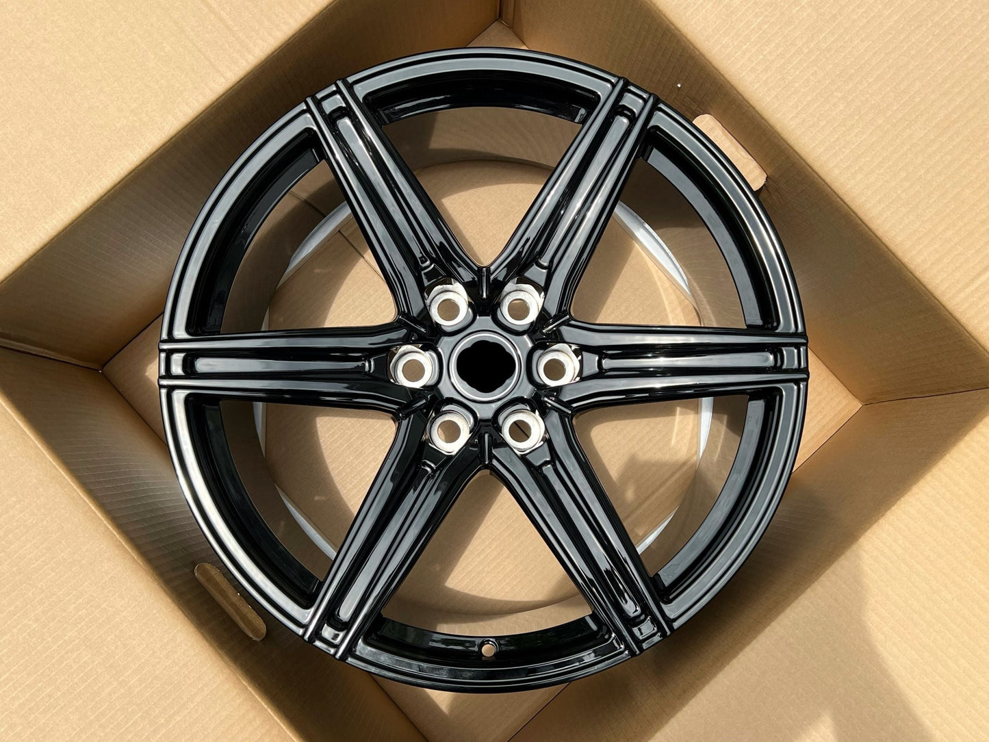 We manufacture premium quality forged wheels rims for TOYOTA LAND CRUISER 300 LC 300 in any design, size, color. Wheels size: 21 x 10 ET 23 PCD: 6 X 139.7 CB: 95.1 Forged wheels can be produced in any wheel specs by your inquiries and we can provide our specs