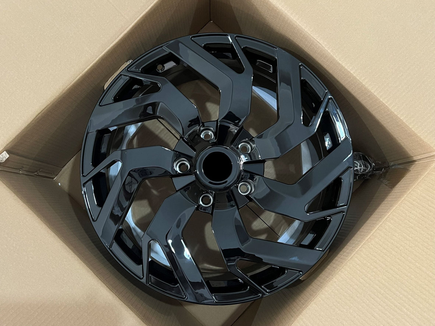 We manufacture premium quality forged wheels rims for TOYOTA LAND CRUISER 300 LC 300 in any design, size, color. Wheels size: 22 x 9 ET 55 PCD: 6 X 139.7 CB: 95.1 Forged wheels can be produced in any wheel specs by your inquiries and we can provide our specs