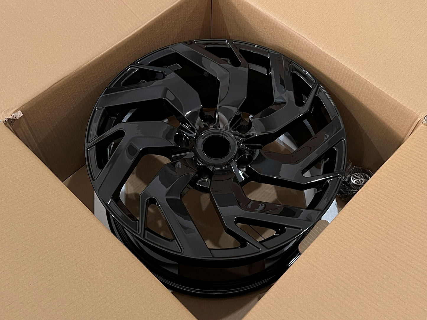 We manufacture premium quality forged wheels rims for TOYOTA LAND CRUISER 300 LC 300 in any design, size, color. Wheels size: 22 x 9 ET 55 PCD: 6 X 139.7 CB: 95.1 Forged wheels can be produced in any wheel specs by your inquiries and we can provide our specs