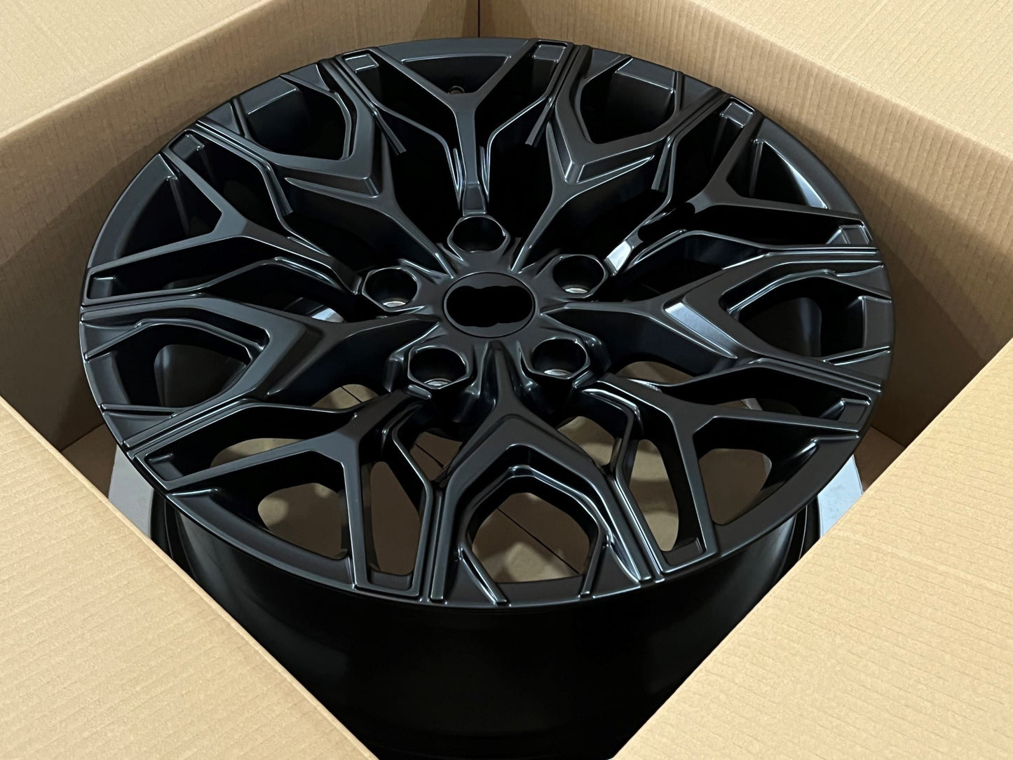 KHNANN We manufacture premium quality forged wheels rims for LEXUS LX600 J300 in any design, size, color. Wheels size: 22 x 9.5 ET 57 PCD: 6 X 139.7 CB: 95.1 Forged wheels can be produced in any wheel specs by your inquiries and we can provide our specs