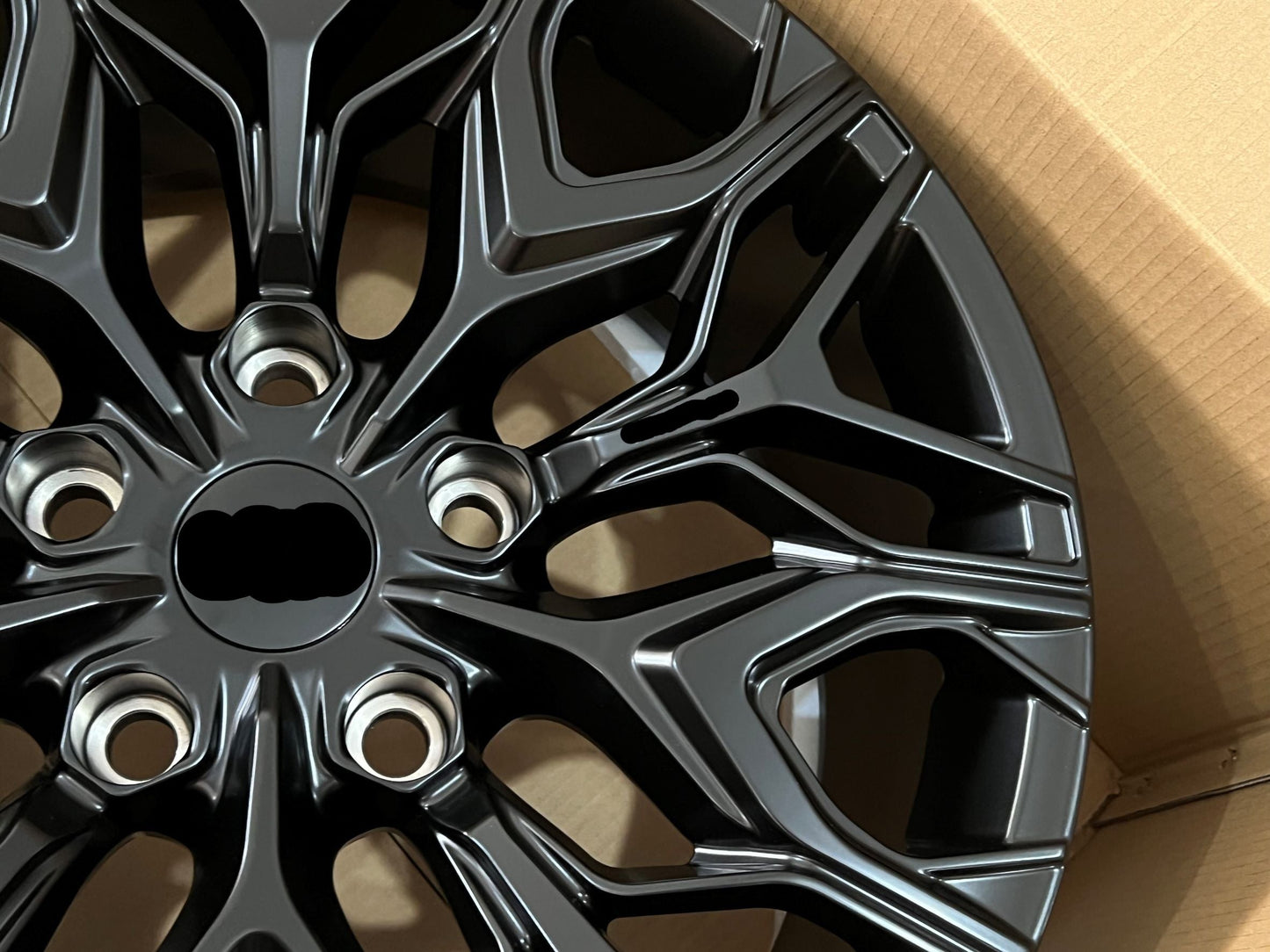 KHNANN We manufacture premium quality forged wheels rims for LEXUS LX600 J300 in any design, size, color. Wheels size: 22 x 9.5 ET 57 PCD: 6 X 139.7 CB: 95.1 Forged wheels can be produced in any wheel specs by your inquiries and we can provide our specs