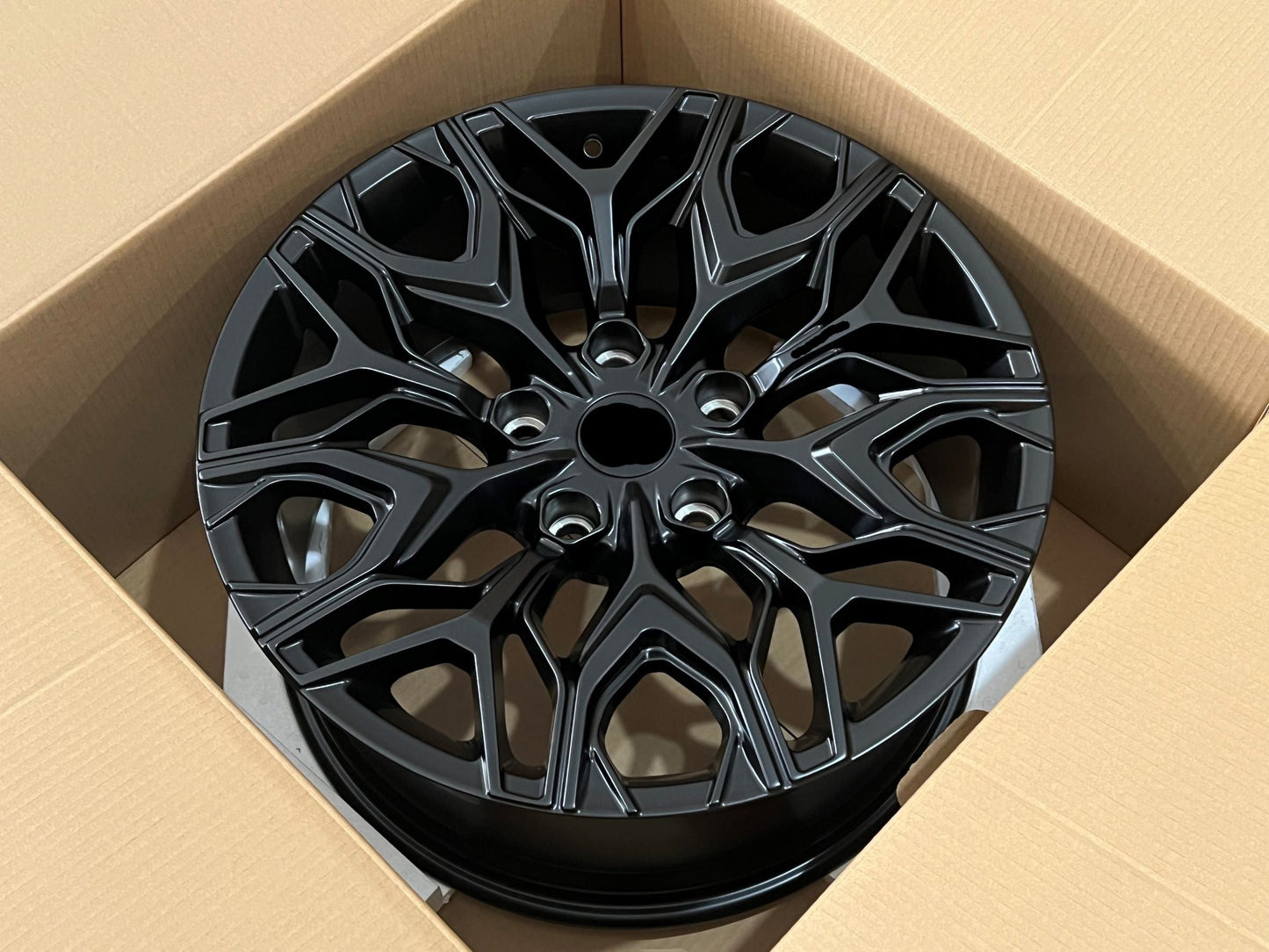 KHNANN We manufacture premium quality forged wheels rims for LEXUS LX600 J300 in any design, size, color. Wheels size: 22 x 9.5 ET 57 PCD: 6 X 139.7 CB: 95.1 Forged wheels can be produced in any wheel specs by your inquiries and we can provide our specs