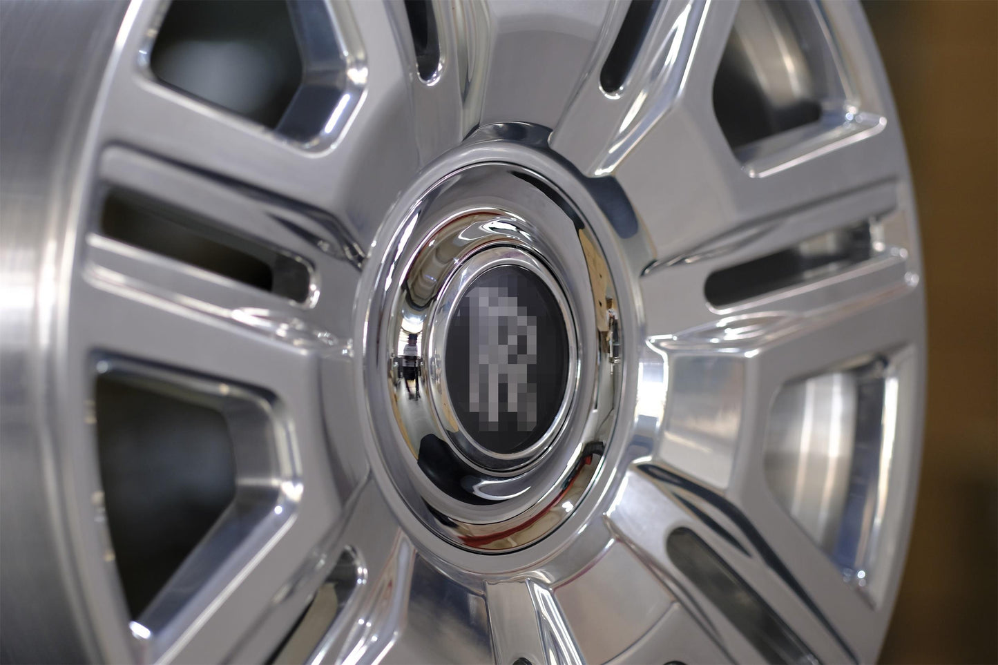 We manufacture premium quality forged wheels rims for Rolls Royce Cullinan in any design, size, color. Wheels size: Front 22 x 8,5 ET 35 Rear 22 x 9,5 ET 35 PCD: 5 x 112 CB: 66,6 Forged wheels can be produced in any wheel specs by your inquiries and we can provide our specs